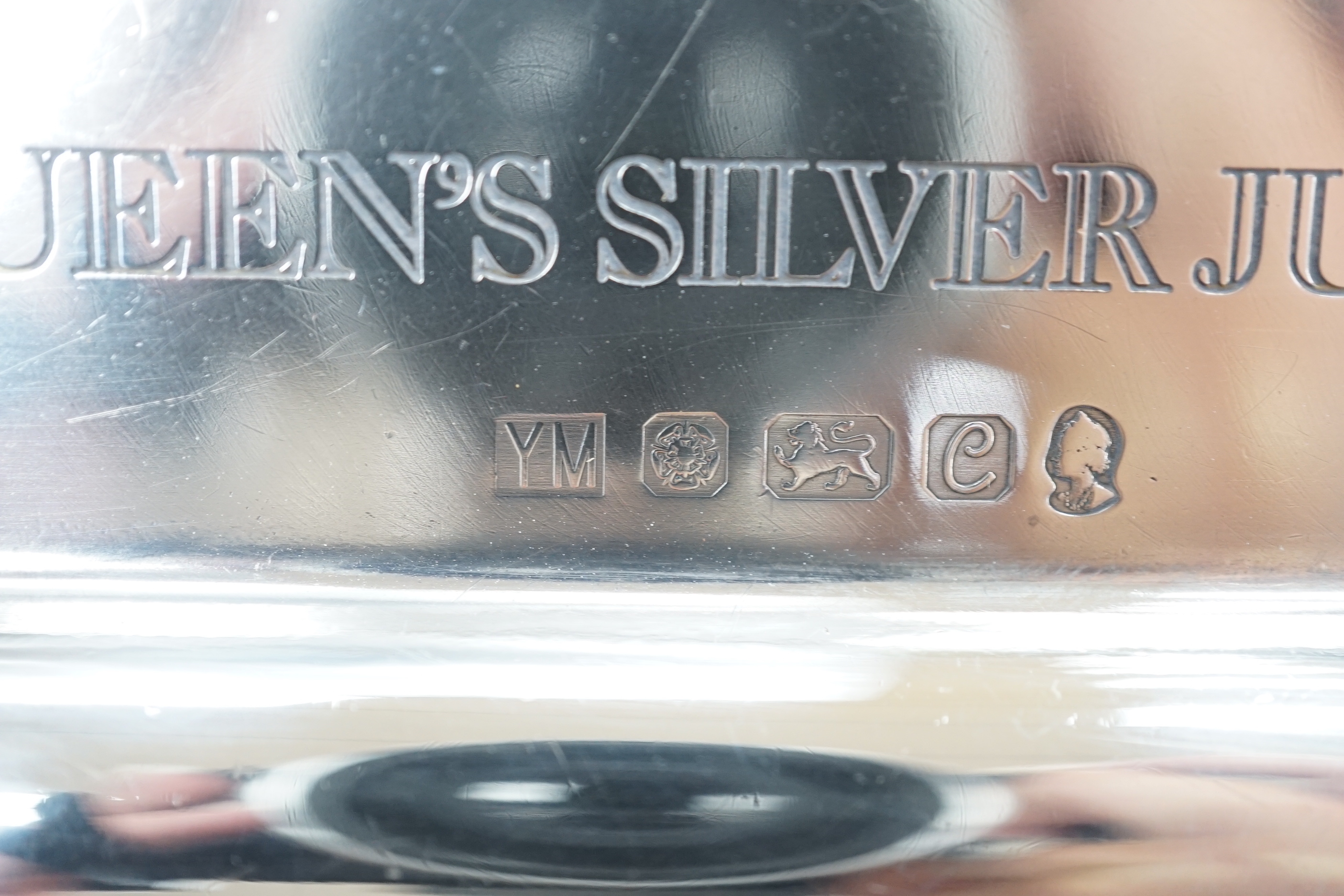 A 1977 Queen's Silver Jubilee commemorative tray, engraved with the Royal Coat of Arms, Yorkshire Mint, Sheffield, 1977, 25.3cm, 14oz.
